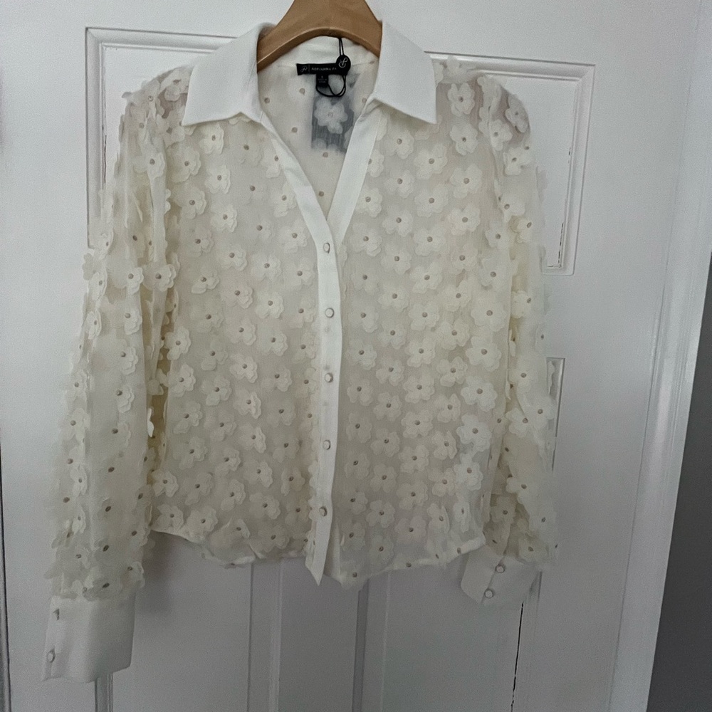 NWT Women’s Small Adrianna Papell Y Placket Button Up 3D Flower Blouse.